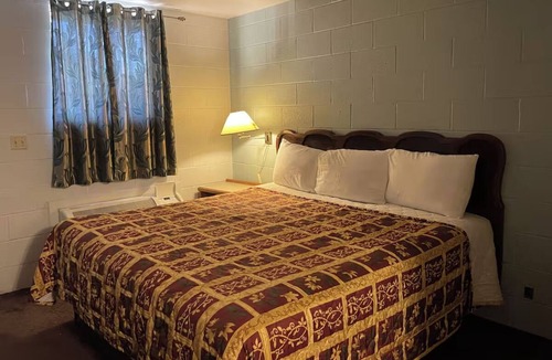 Bartlesville Hotel | Hwy 75 Family-Friendly Stop | Budget-Friendly Stay | Regal Theater Access