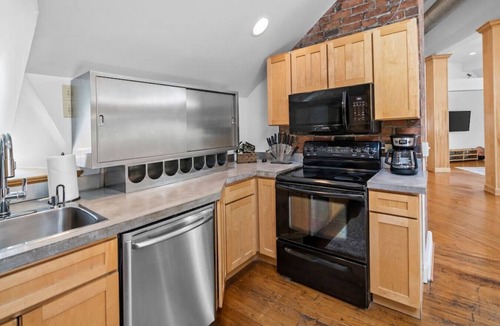 Hyde Park Apartment | Hyde Park 2BR/2BA Penthouse with Private Patio