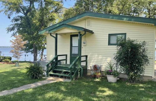 Grove House | If you are looking for a scenic escape on Grand Lake close to Grove, this is it!