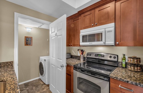 Kimball Junction Condo | Immaculate PC condo - Extended Stay or Monthly rental, KING BED, carport, W/D