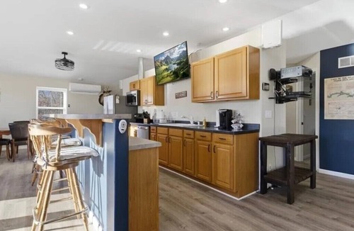 Edwards House | Incredible View, Spacious 3-bedroom house, with large deck in peaceful cove 60mm