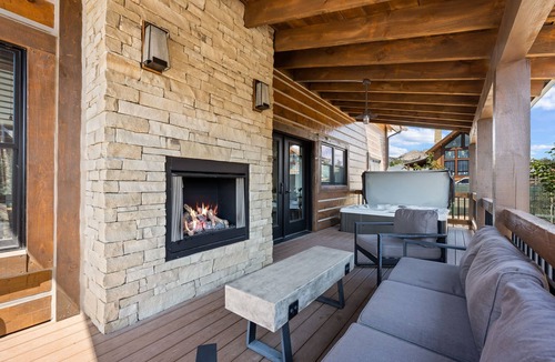 Estes Park Cabin | Indoor/Outdoor Fireplace, Jacuzzi, Heated Bathroom Floors