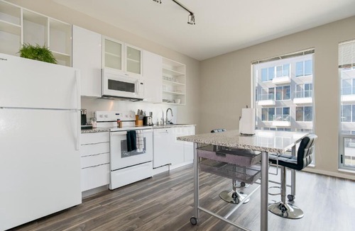 Crossroads Arts District Apartment | Insta-Worthy Oasis steps from Nightlife with Amazing Amenities 305
