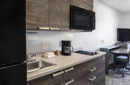 Beatrice Hotel | Inviting Room Free Parking Near Homestead National Historical Park
