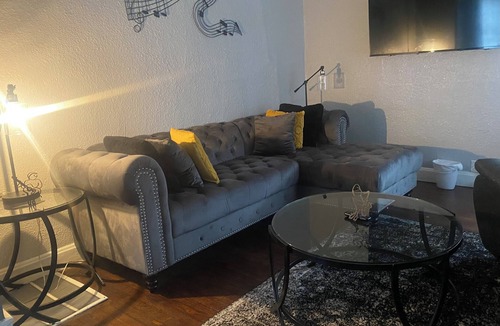 Kansas City House | Jazzy Charmer Close To Everything KC Business Travel Space & More🏡