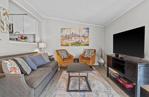 South Kansas City House | Jefferson St Cottage - Large Home w Fenced Yard