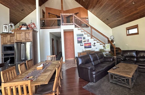 Elwood House | JOHNSON LAKE GETAWAY PRIVATE DOCK-Sleeps up to 12.
