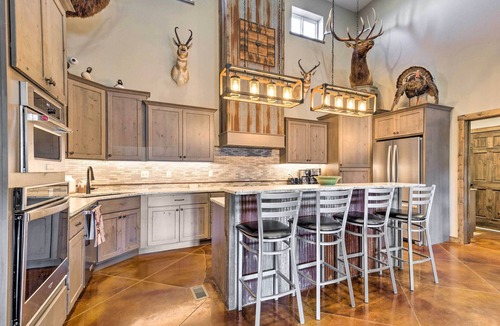 Great Bend Cabin | Kansas Hunting Lodge: Pets & Large Groups Welcome!