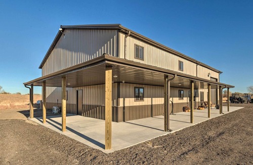 Great Bend Cabin | Kansas Hunting Lodge: Pets & Large Groups Welcome!