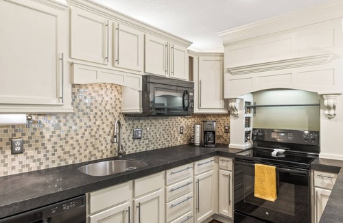 Rosedale House | KC Family Home/Near Plaza, Downtown/Long Stays
