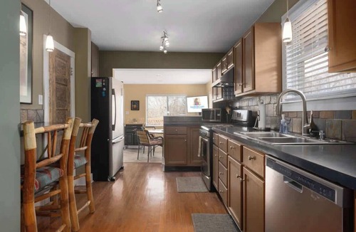 Rosedale House | KC Favorite Sleeps8 BBQ+DECK &Pets Welcome MAJOR INTERNATIONAL SPORTING EVENT