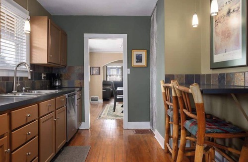 Rosedale House | KC Favorite Sleeps8 BBQ+DECK &Pets Welcome MAJOR INTERNATIONAL SPORTING EVENT