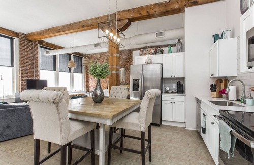 River Market Apartment | KC Grand Loft w/King Bed