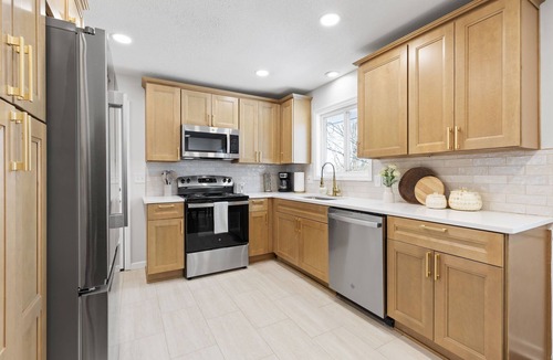 Raytown House | KC Home by Stadiums - 3 Kings - 1 Queen w/Game Room - Pool, PAC Man, Foosball