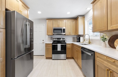 Raytown House | KC Home by Stadiums - 3 Kings - 1 Queen w/Game Room - Pool, PAC Man, Foosball