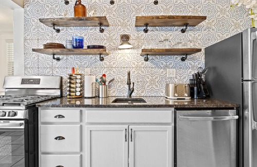 West Plaza House | KC Nest - Mins from Plaza + Streetcar + Parking!