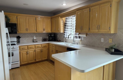 Waldron House | KC Retreat 3Br/2.5 Ba Near Airport and Downtown KC