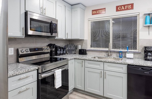 Kansas City House | KC Speedway Retreat- 10 mins Near Everything in KC!