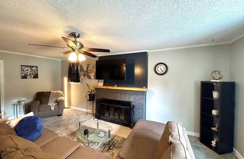 South Kansas City House | KC World Cup Home Base. Sleeps 8. 13 Min to Stadium.