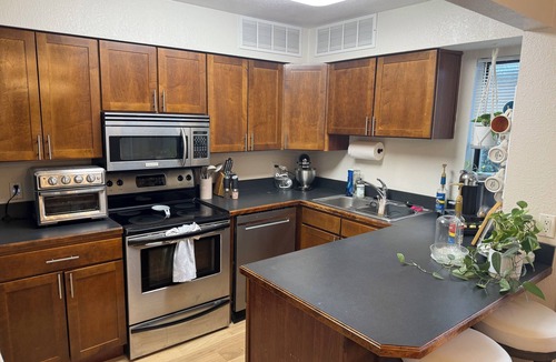 Southmoreland Condo | KC World Cup HQ: Plaza Walkable, Streetcar