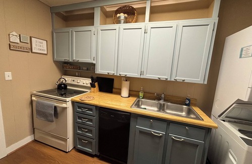 Alma House | Kennedy Kottage- Unwind & Relax Entire home located in Alma, Nebraska.