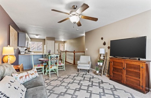 Manhattan House | King Bed, Garage and Free Parking, Scenic Deck KMN1213