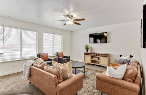 Springville House | King Bed, Lots of Parking, Open Living Room!