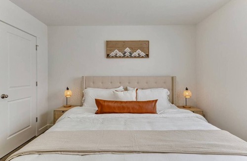 Springville House | King Bed, Lots of Parking, Open Living Room!
