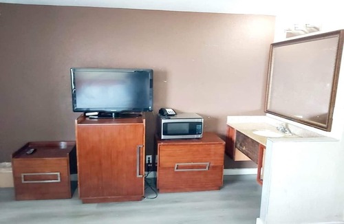 South Central Omaha Apartment | King Bed Non-Smoking