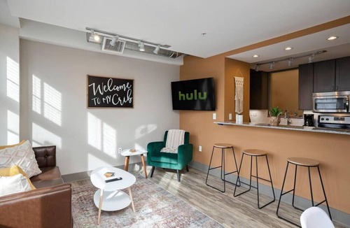 Hanover Place Apartment | ★ King Bed ★ Uptown Theater★