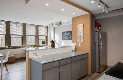 Hanover Place Apartment | ★ King Bed ★ Uptown Theater★