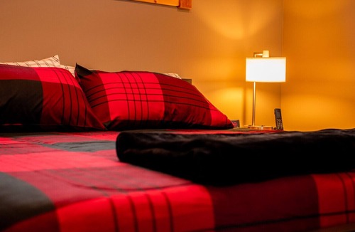 Maple Hill Hotel | King Cabin Room Honeybee