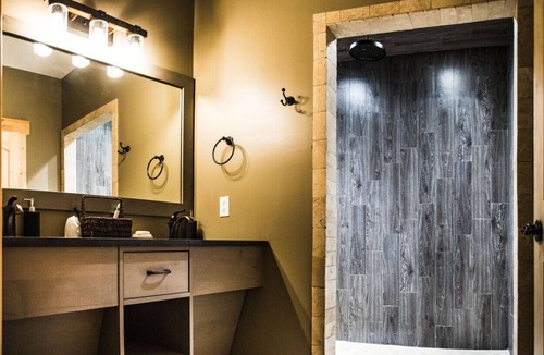 Maple Hill Hotel | King Cabin Room Kiowa