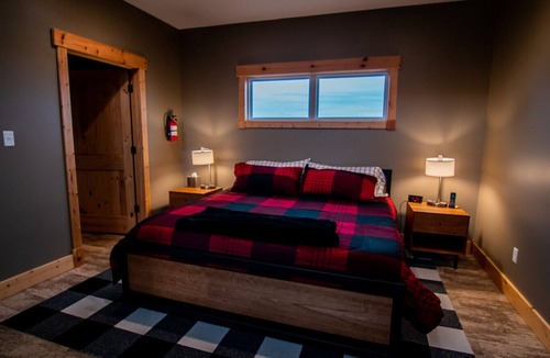 Maple Hill Hotel | King Cabin Room Lark Spur