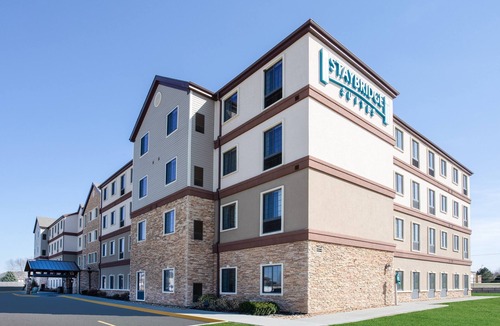 Lincoln Condo | King Suite, Breakfast, Pool, Near Univ of Nebraska