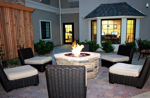 Greenwich Apartment | King Suite. Free Breakfast. Outdoor Pool.