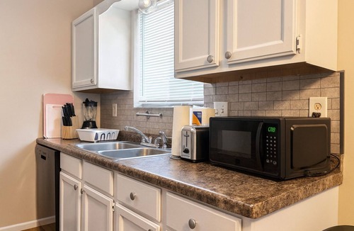 Wichita House | Kings, 75" TV & Swing Duplex in West Wichita