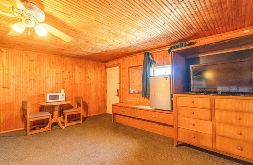 La Crosse Apartment | La Crosse KS | 3 Queen Bed