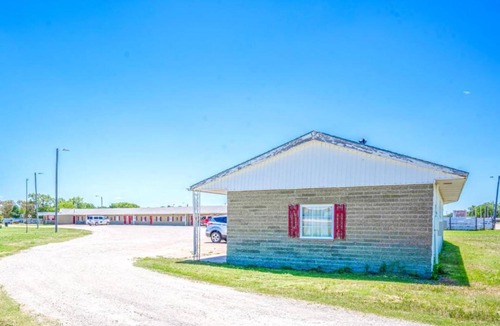 La Crosse Apartment | La Crosse KS | King Bed