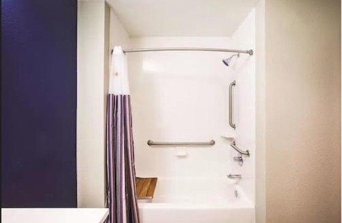 Greenwich Hotel | La Quinta by Wyndham Wichita Northeast