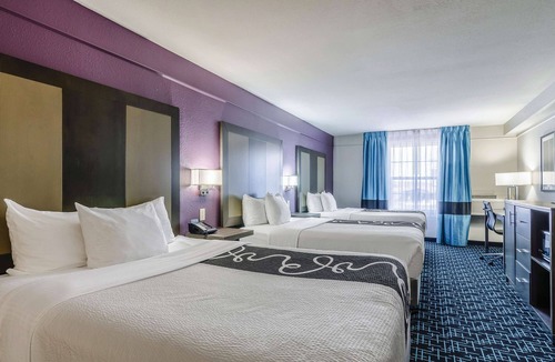 Waldron Hotel | La Quinta Inn & Suites by Wyndham Kansas City Airport