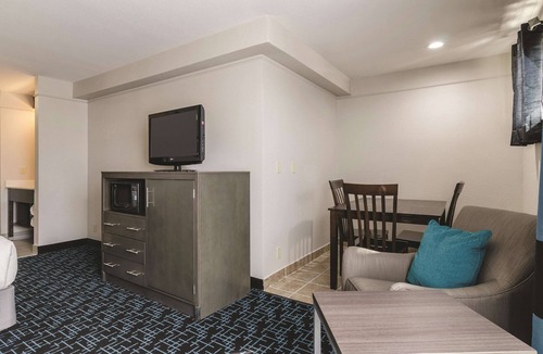 Waldron Hotel | La Quinta Inn & Suites by Wyndham Kansas City Airport