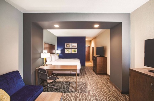 Greenwich Hotel | La Quinta Inn & Suites by Wyndham Wichita Northeast