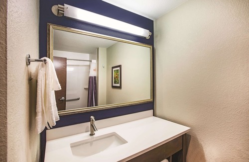 Greenwich Hotel | La Quinta Inn & Suites by Wyndham Wichita Northeast