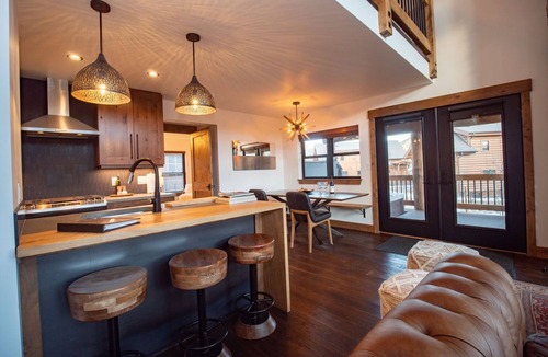 Estes Park Cabin | Lake Estes Getaway – Close to Downtown, Indoor/Outdoor Fireplace and Jacuzzi