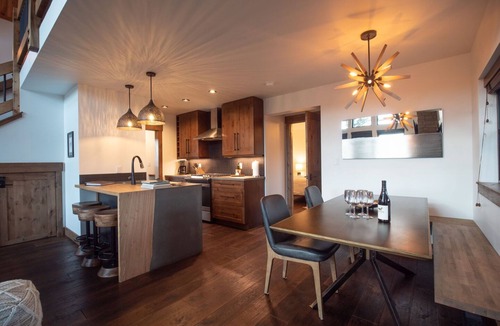Estes Park Cabin | Lake Estes Getaway – Close to Downtown, Indoor/Outdoor Fireplace and Jacuzzi