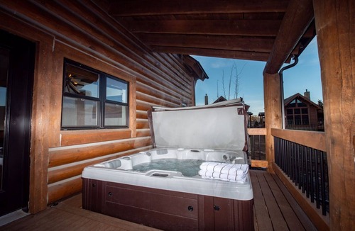Estes Park Cabin | Lake Estes Getaway – Close to Downtown, Indoor/Outdoor Fireplace and Jacuzzi