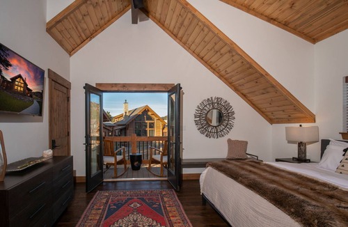 Estes Park Cabin | Lake Estes Getaway – Close to Downtown, Indoor/Outdoor Fireplace and Jacuzzi