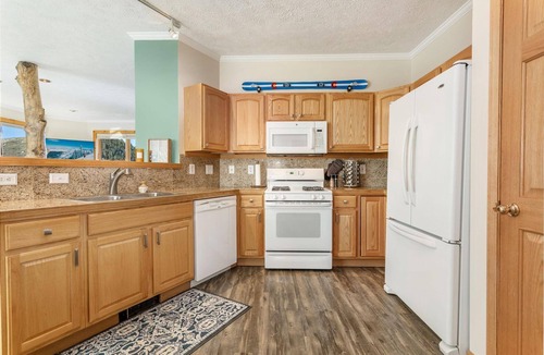 Summit Cove House | Lake & Mountain Views |2 King Beds |Private Hot Tub |Ski Locker |Heated Garage Parking