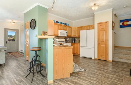 Summit Cove House | Lake & Mountain Views |2 King Beds |Private Hot Tub |Ski Locker |Heated Garage Parking